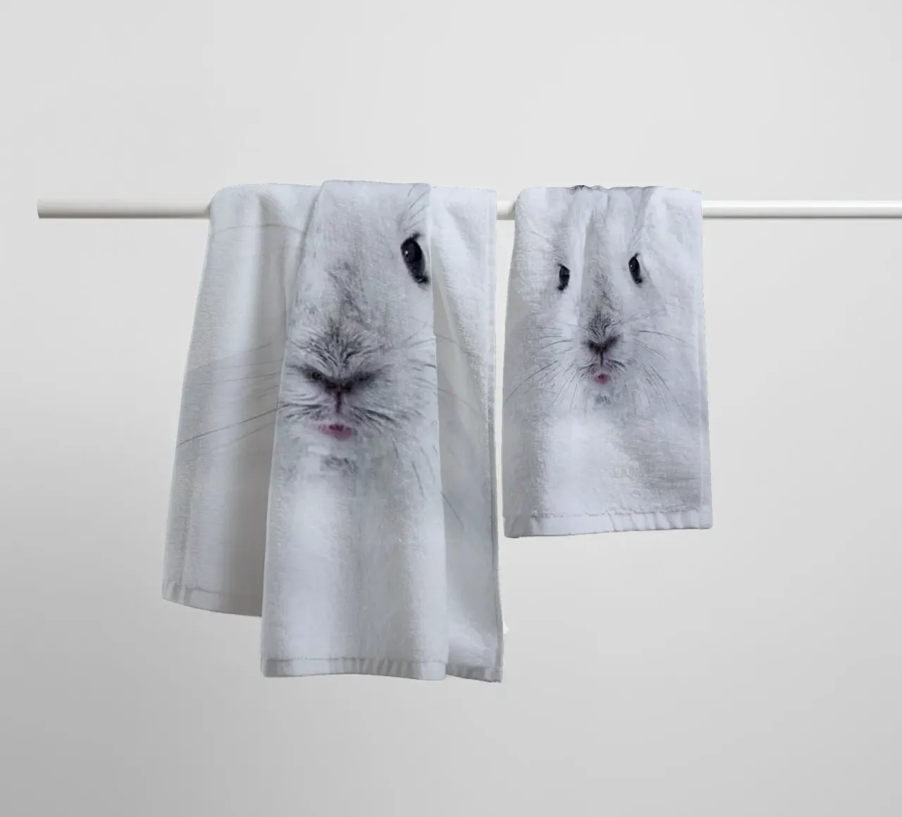 Rabbit in the Snow asciugamano da bagno da EyeEm Mobile GmbH