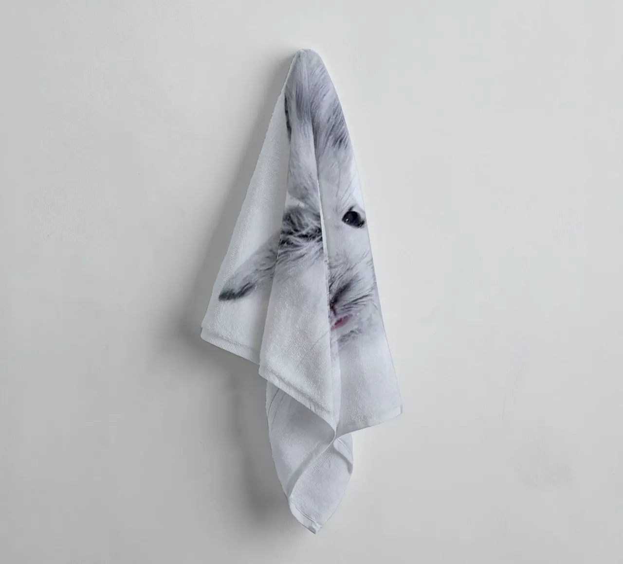 Rabbit in the Snow asciugamano da bagno da EyeEm Mobile GmbH