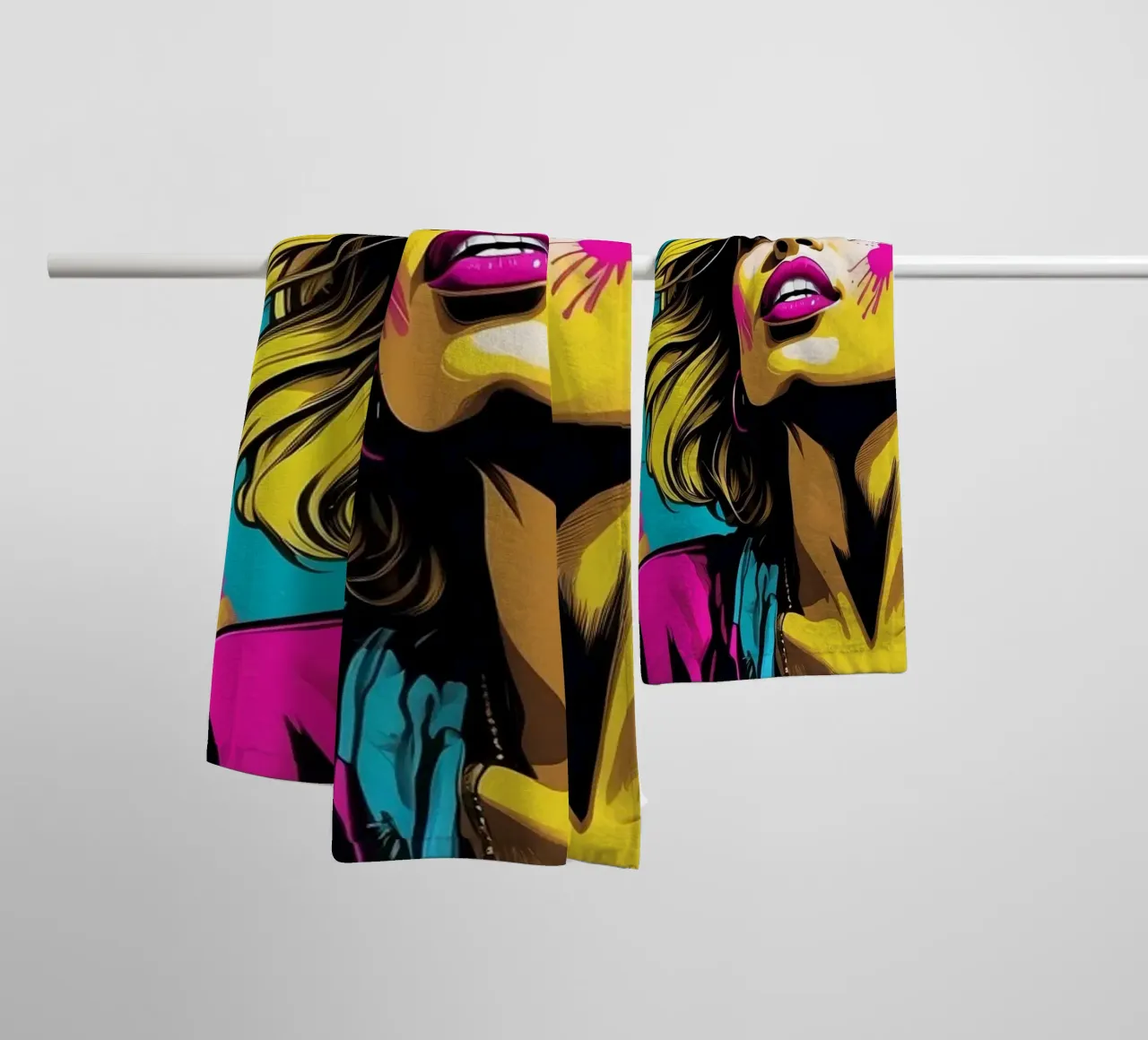 giovane donna dai capelli vivaci e dall'espressione giocosa asciugamano da bagno da DesignDoodle