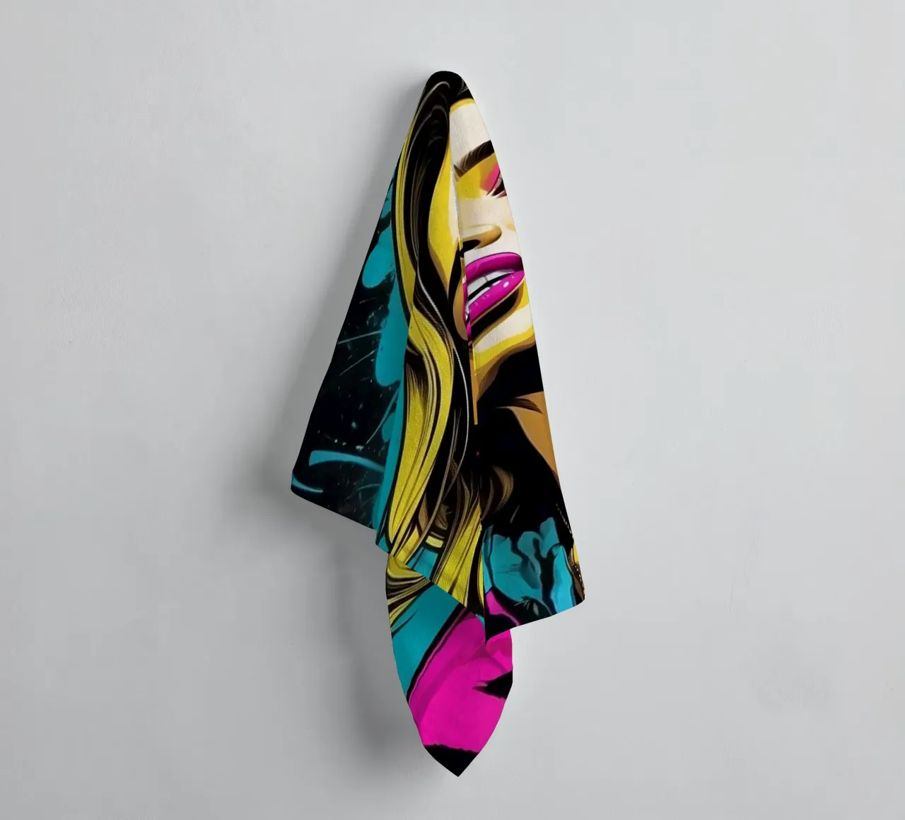 giovane donna dai capelli vivaci e dall'espressione giocosa asciugamano da bagno da DesignDoodle
