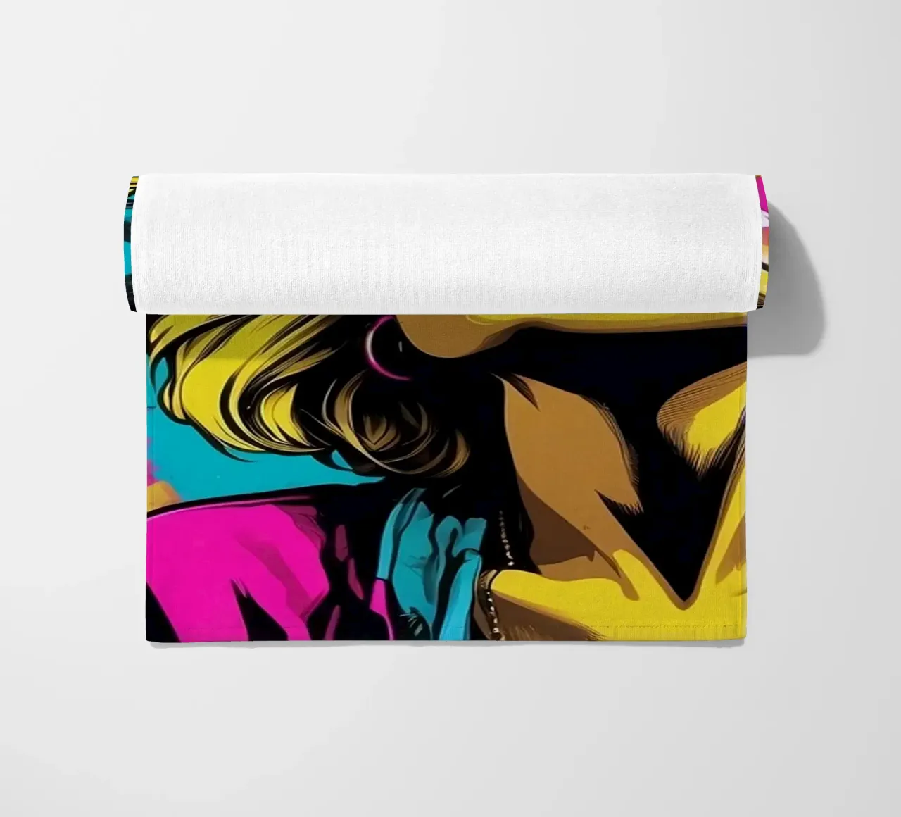 giovane donna dai capelli vivaci e dall'espressione giocosa telo mare da DesignDoodle