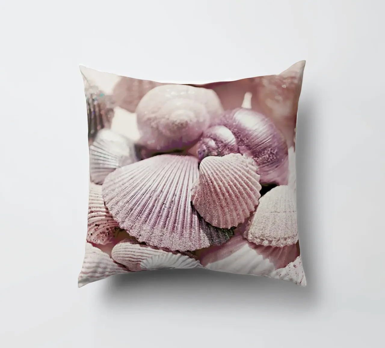Schelpen en glitter - Glinsterende schelpen in het zonlicht kussen van Monika Strigel