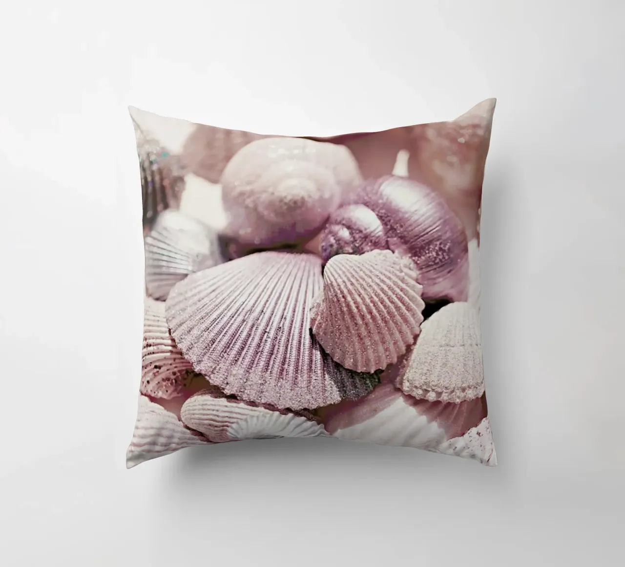 Schelpen en glitter - Glinsterende schelpen in het zonlicht kussen van Monika Strigel