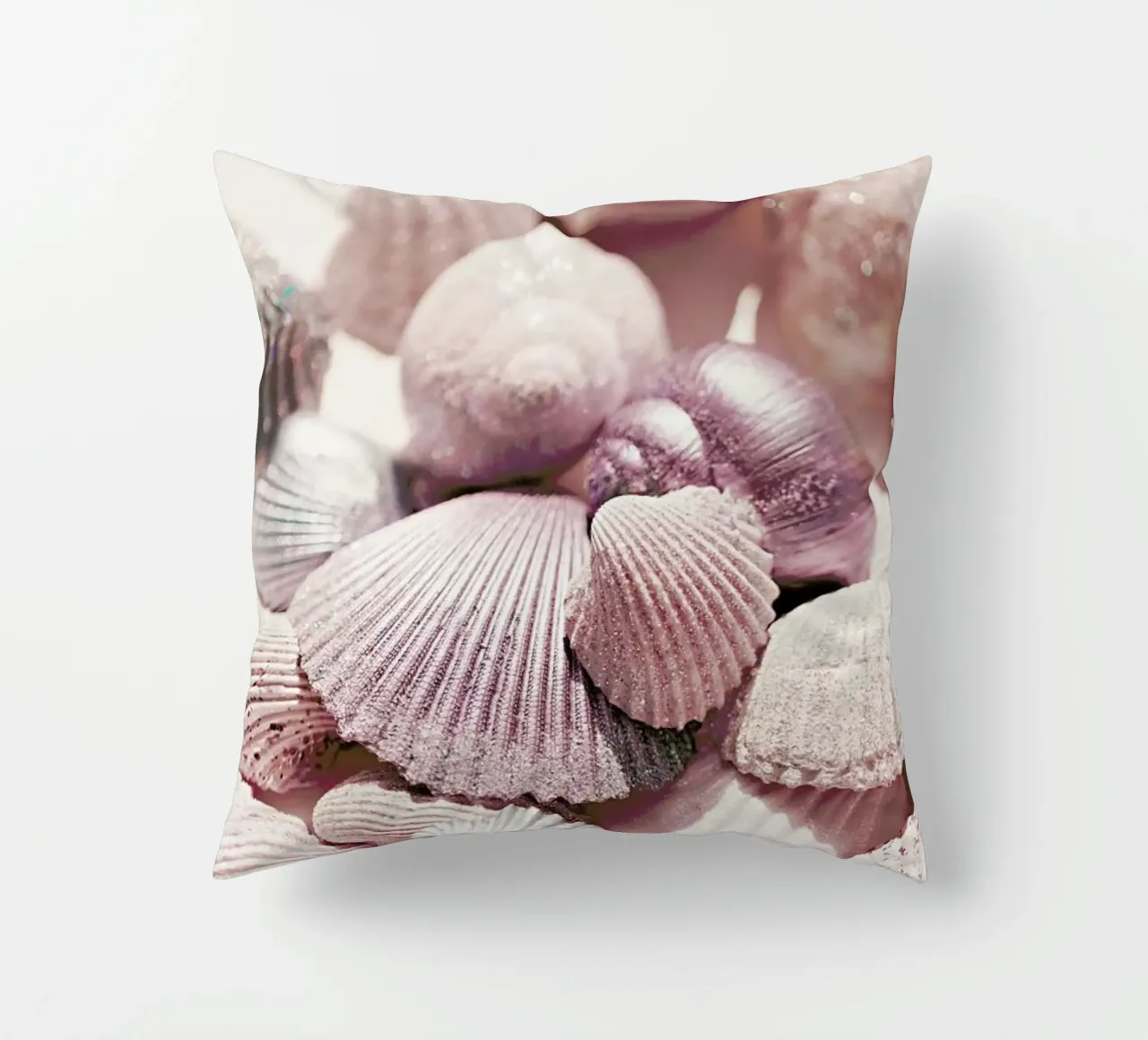 Schelpen en glitter - Glinsterende schelpen in het zonlicht kussen van Monika Strigel