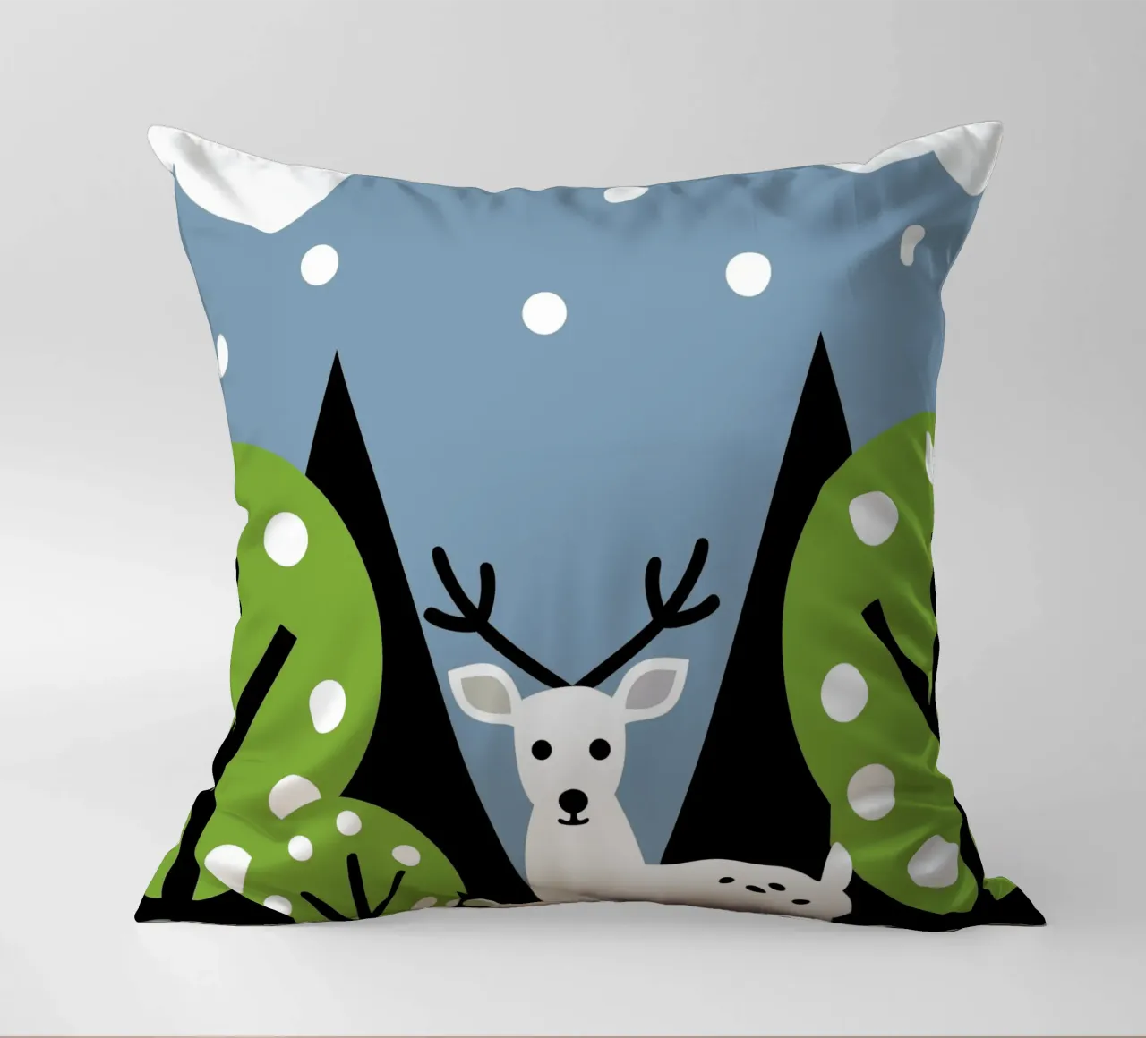 Cervo e albero cuscino da LOOK DIFFERENT