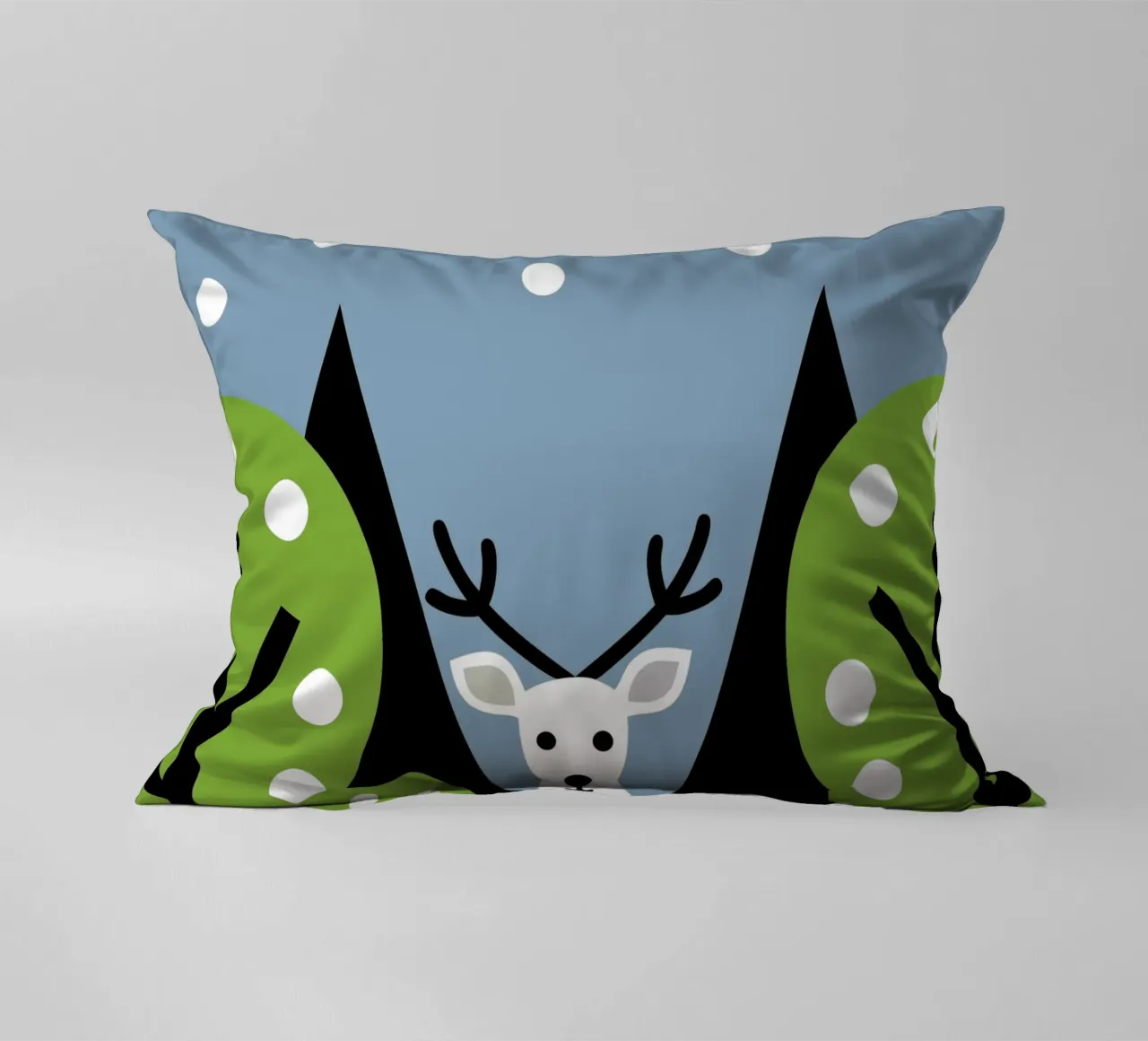 Cervo e albero cuscino da LOOK DIFFERENT