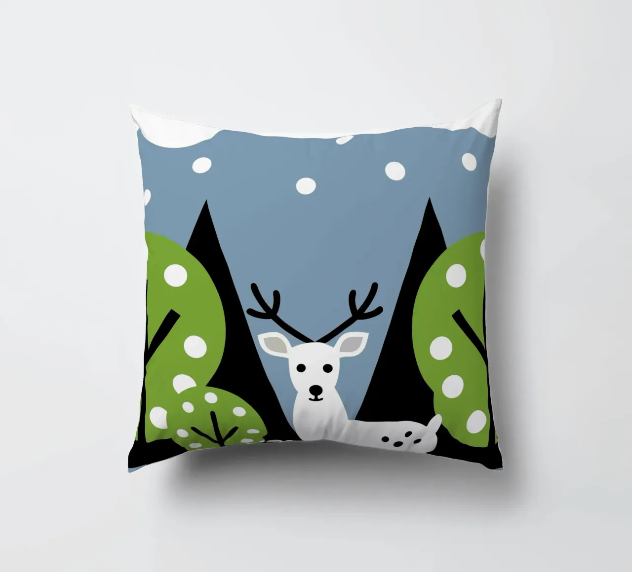 Cervo e albero cuscino da LOOK DIFFERENT