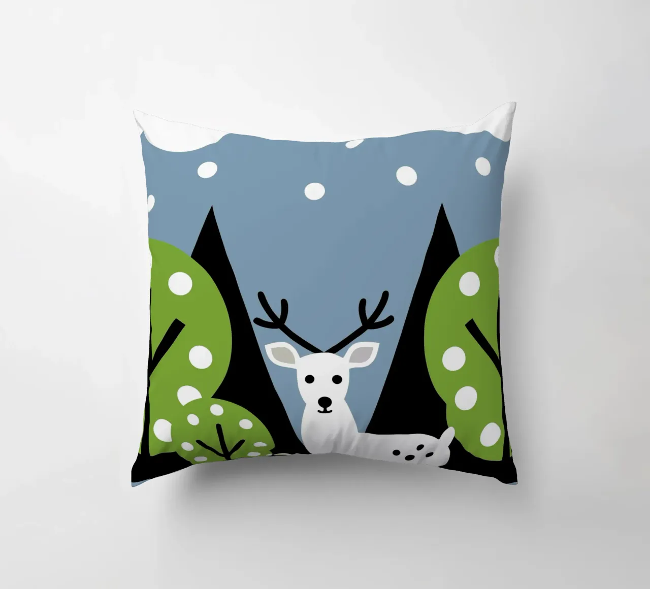 Cervo e albero cuscino da LOOK DIFFERENT