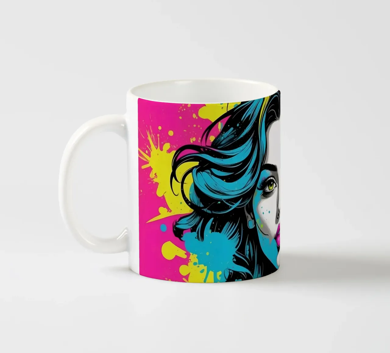 Portrait de femme avec des couleurs vives et des éclaboussures dynamiques mug en céramique de DesignDoodle