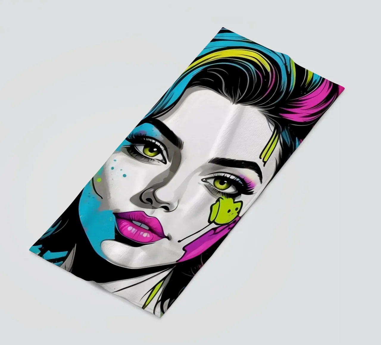 Vrouwenportret met felle kleuren en dynamische spatten strandhanddoek van DesignDoodle