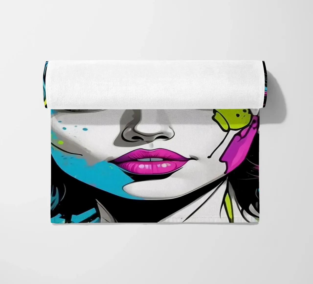 Ritratto di donna con colori vivaci e spruzzi dinamici telo mare da DesignDoodle