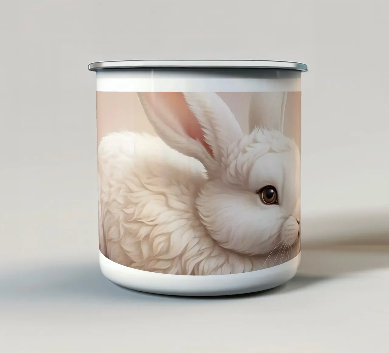 Morbido coniglio bianco che riposa tra delicati fiori soft art tazza in smalto da DesignDoodle