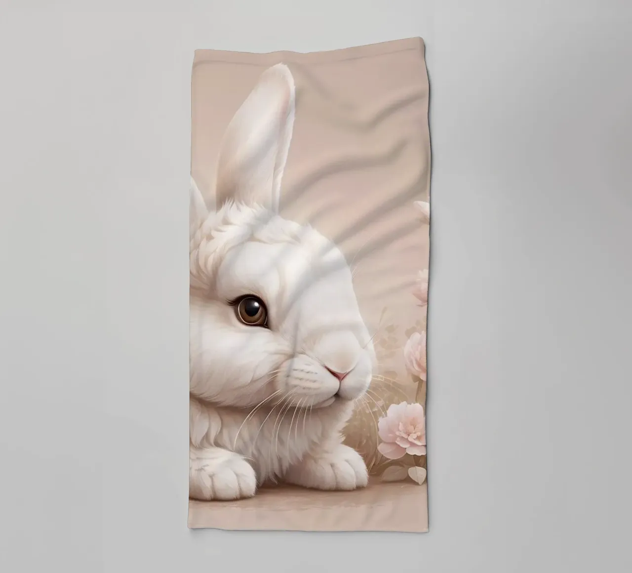 Lapin blanc pelucheux se reposant parmi des fleurs délicates soft art serviette de bain de DesignDoodle