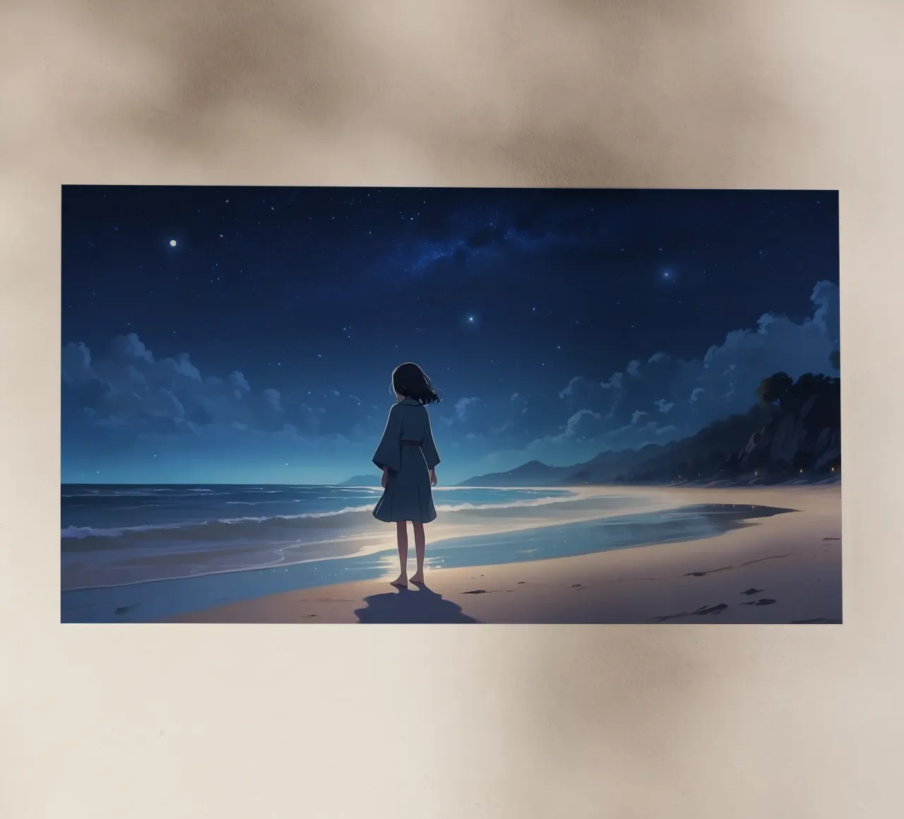 Una joven contempla el cielo nocturno estrellado desde la arena de la playa lámina retroiluminada de DesignDoodle