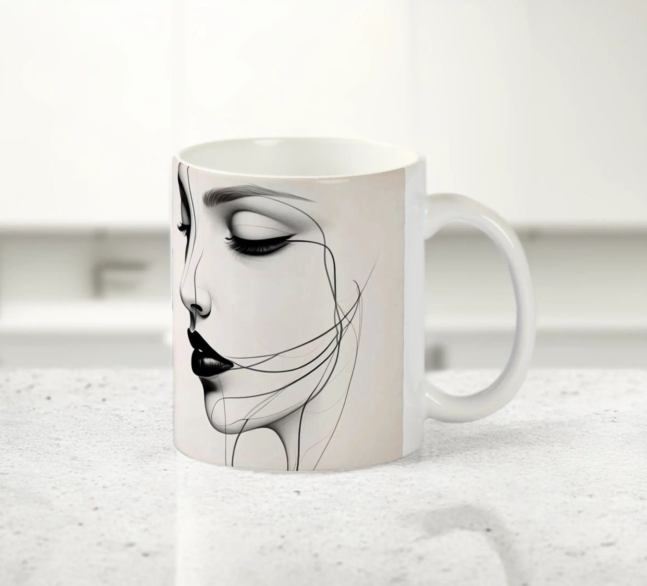 Due eleganti volti di profilo che mostrano un'intricata line art. tazza in ceramica da DesignDoodle
