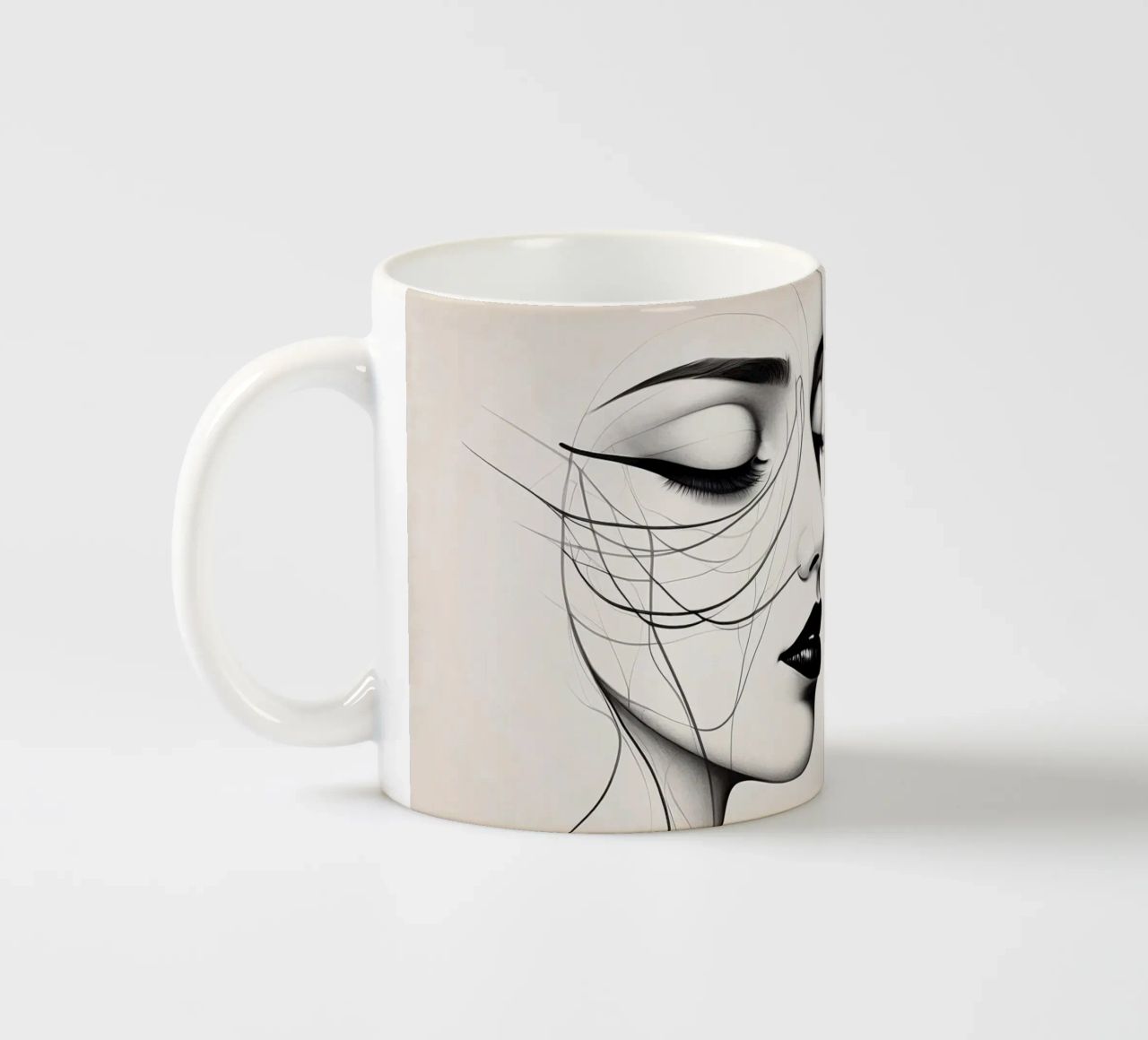 Due eleganti volti di profilo che mostrano un'intricata line art. tazza in ceramica da DesignDoodle