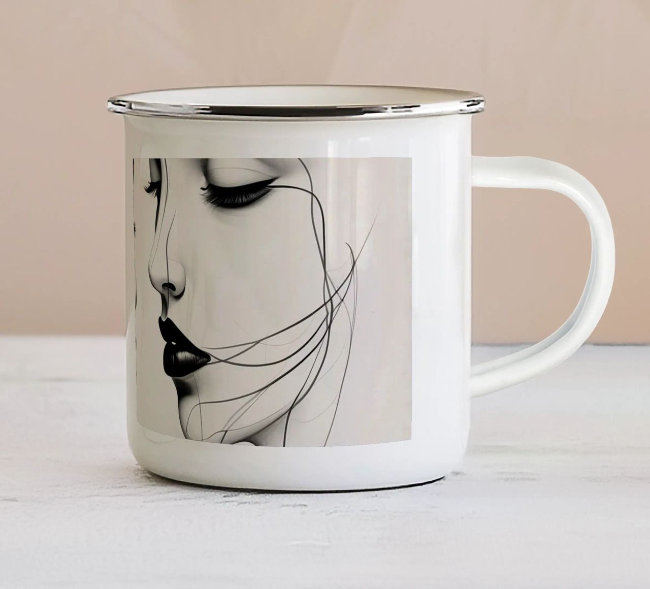Due eleganti volti di profilo che mostrano un'intricata line art. tazza in smalto da DesignDoodle