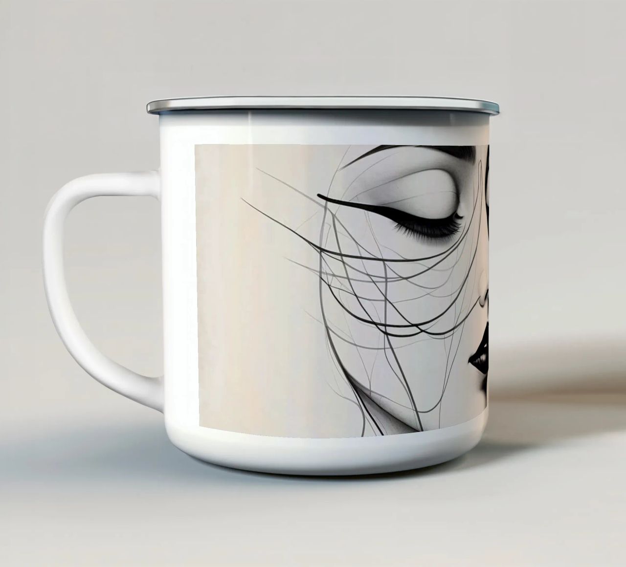 Due eleganti volti di profilo che mostrano un'intricata line art. tazza in smalto da DesignDoodle
