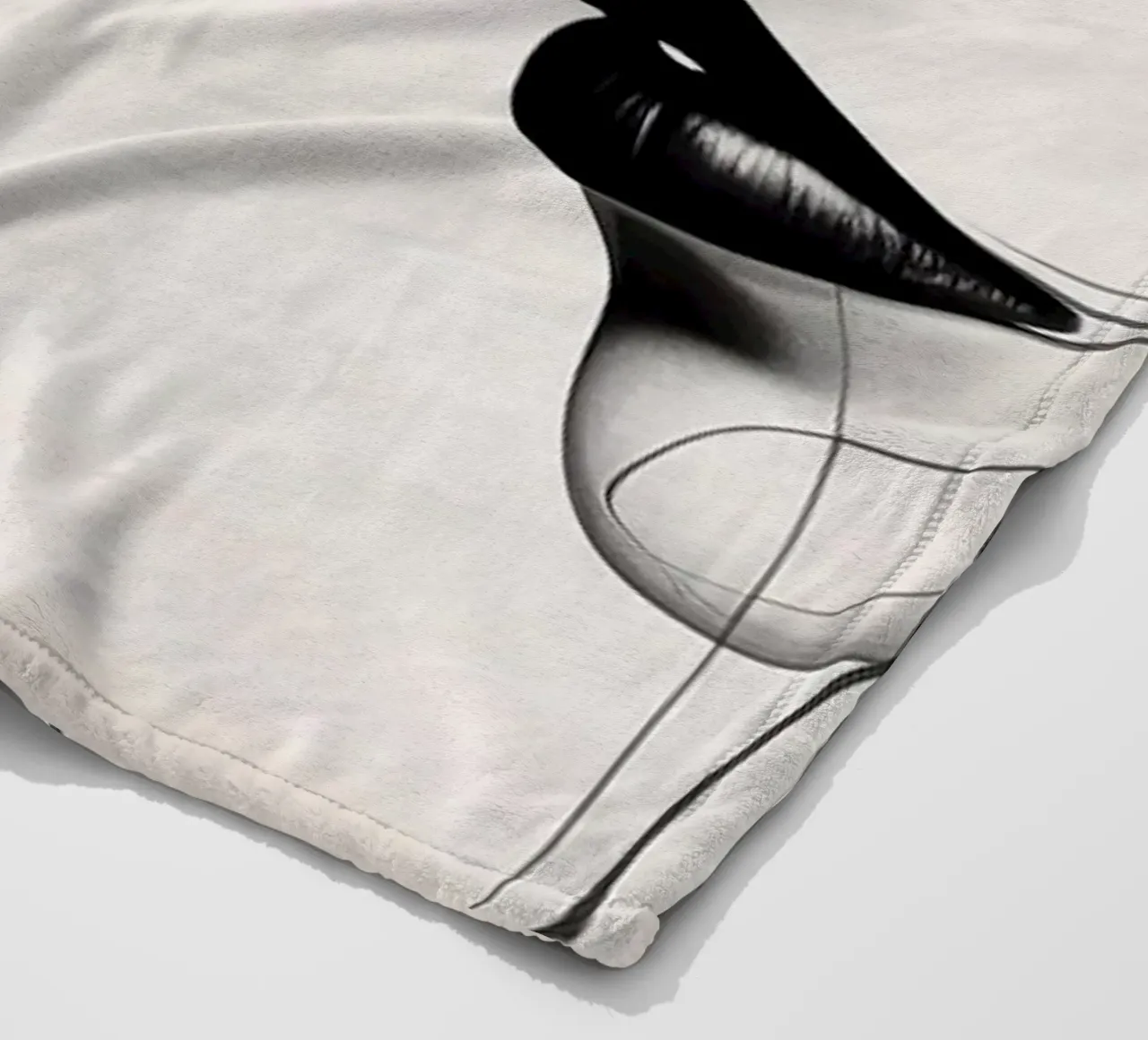 Due eleganti volti di profilo che mostrano un'intricata line art. coperta in pile da DesignDoodle