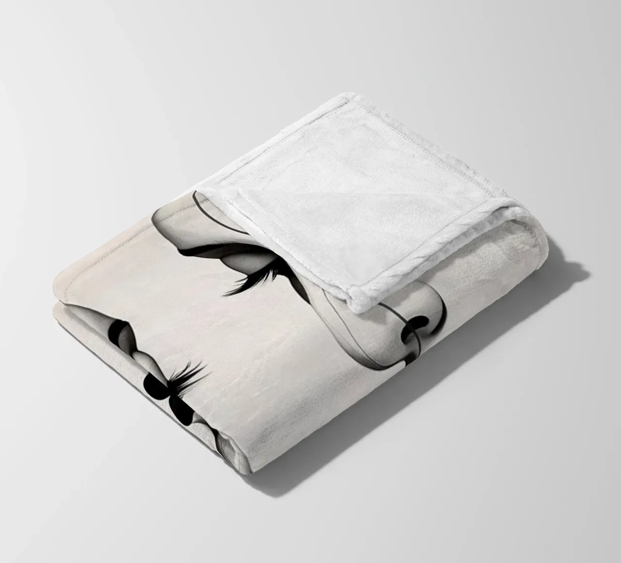 Due eleganti volti di profilo che mostrano un'intricata line art. coperta in pile da DesignDoodle