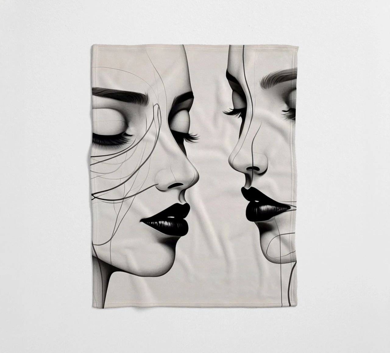 Due eleganti volti di profilo che mostrano un'intricata line art. coperta in pile da DesignDoodle