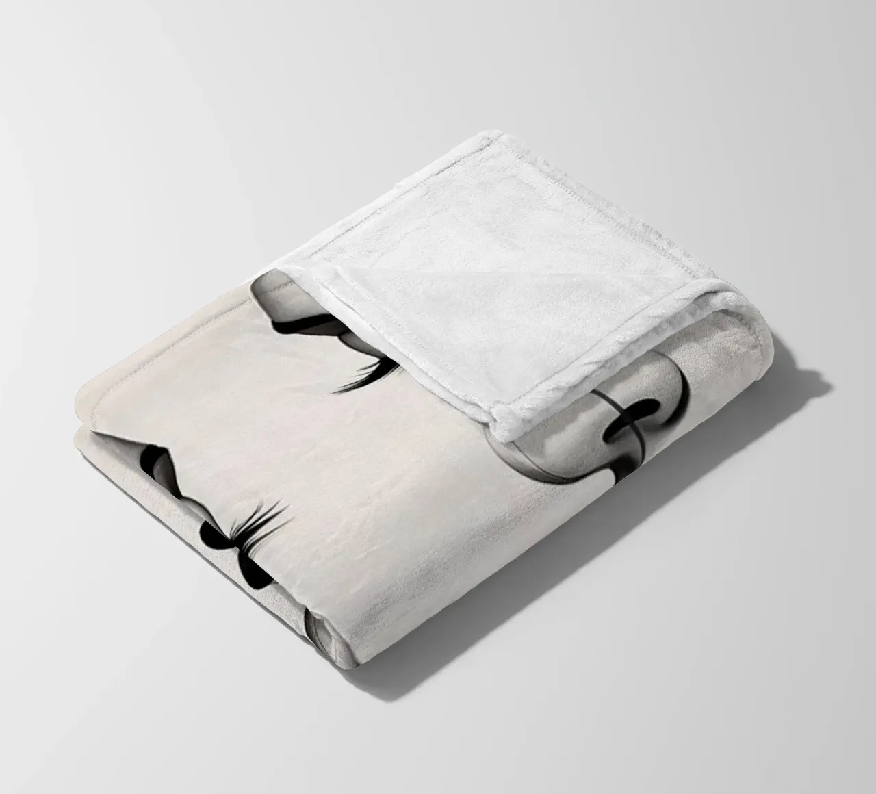 Due eleganti volti di profilo che mostrano un'intricata line art. coperta in pile da DesignDoodle