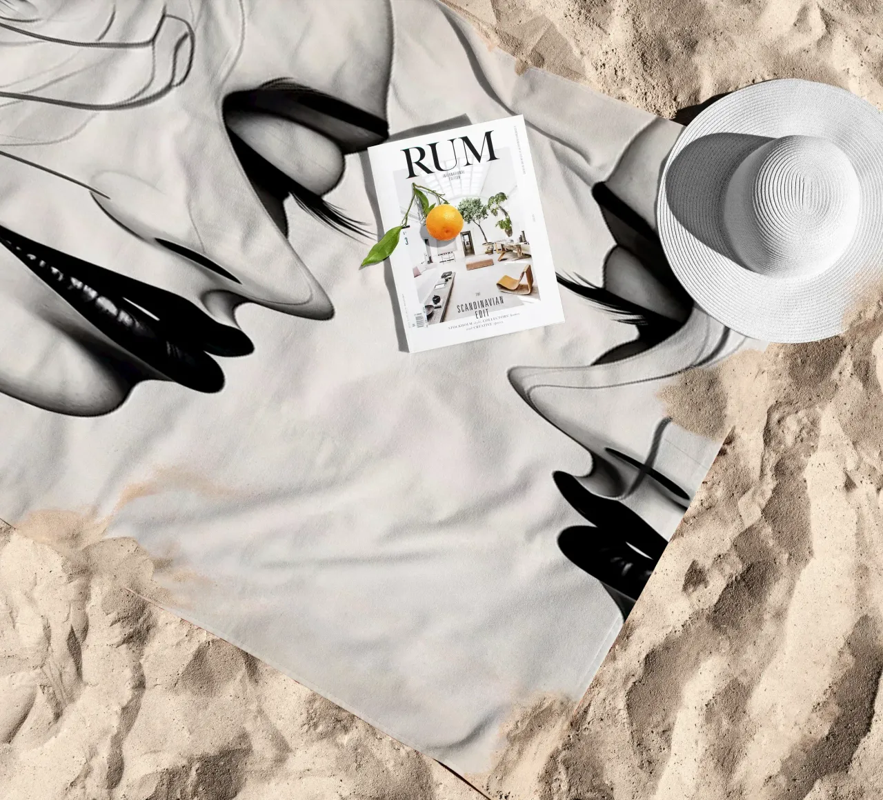 Due eleganti volti di profilo che mostrano un'intricata line art. telo mare da DesignDoodle