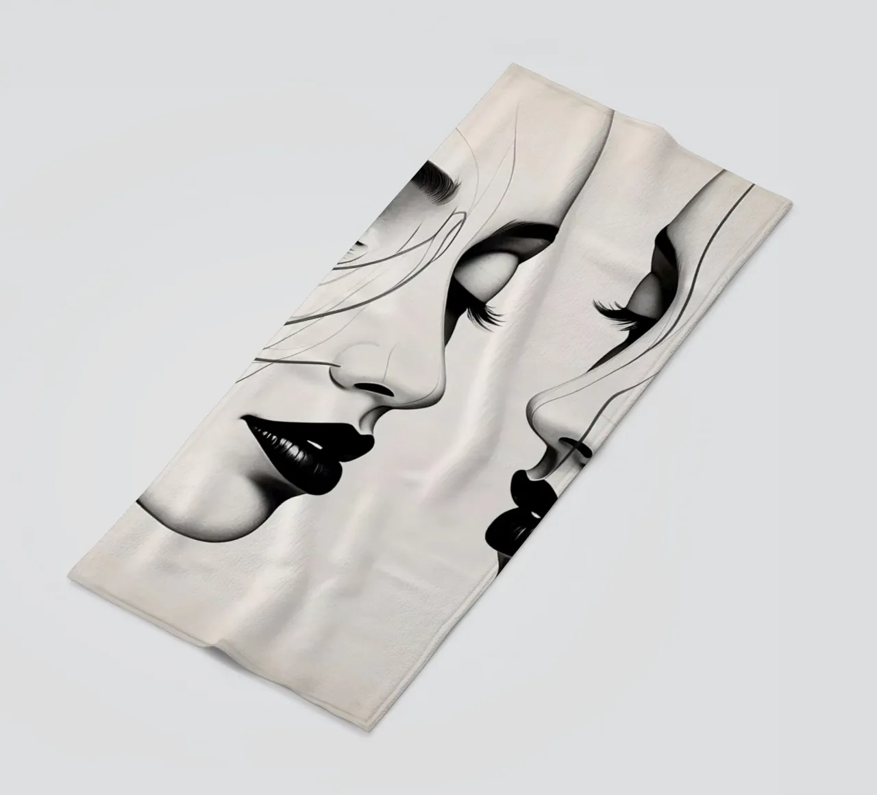 Due eleganti volti di profilo che mostrano un'intricata line art. telo mare da DesignDoodle