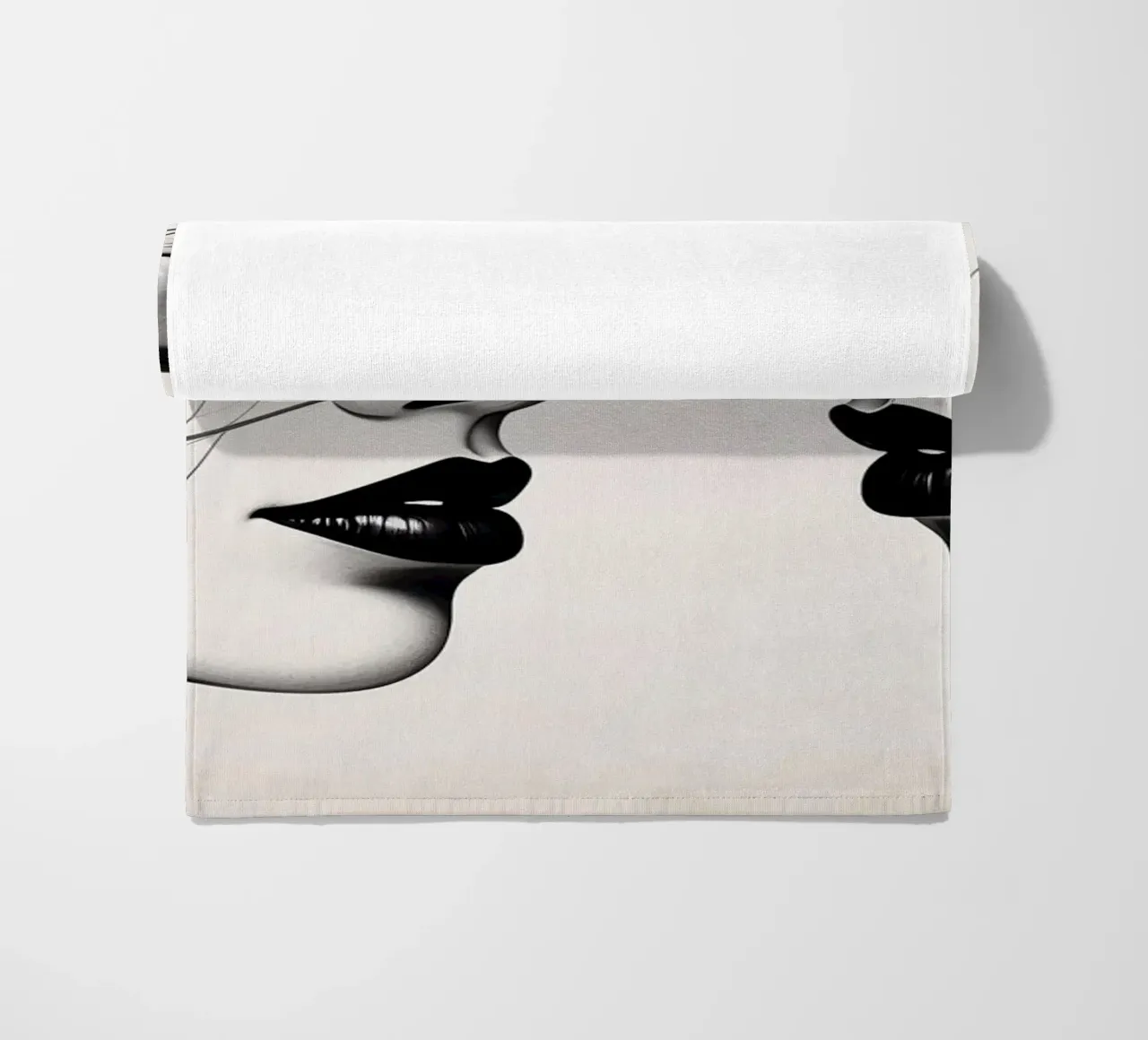 Due eleganti volti di profilo che mostrano un'intricata line art. telo mare da DesignDoodle