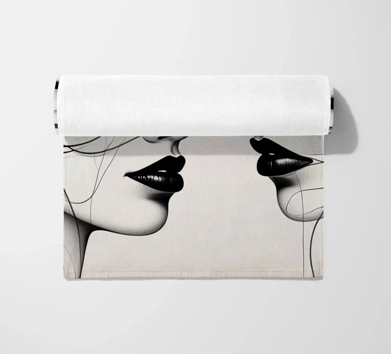 Due eleganti volti di profilo che mostrano un'intricata line art. telo mare da DesignDoodle