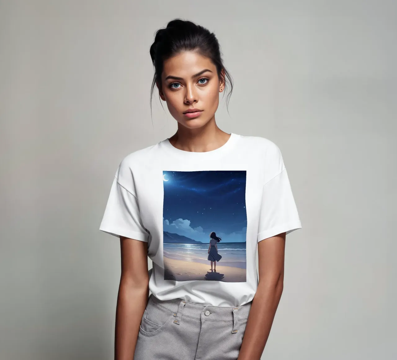 Giovane donna in piedi su una spiaggia serena di notte, guardando t-shirt da DesignDoodle