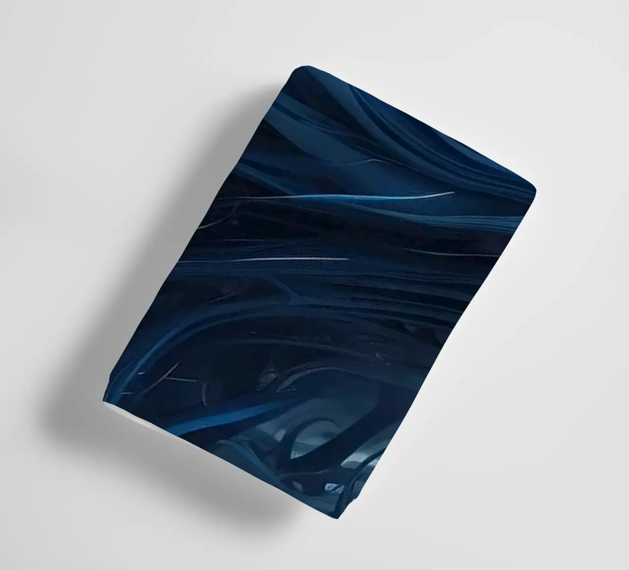 Les bleus fluides créent un effet de vague abstrait dans l'art dynamique serviette de bain de DesignDoodle