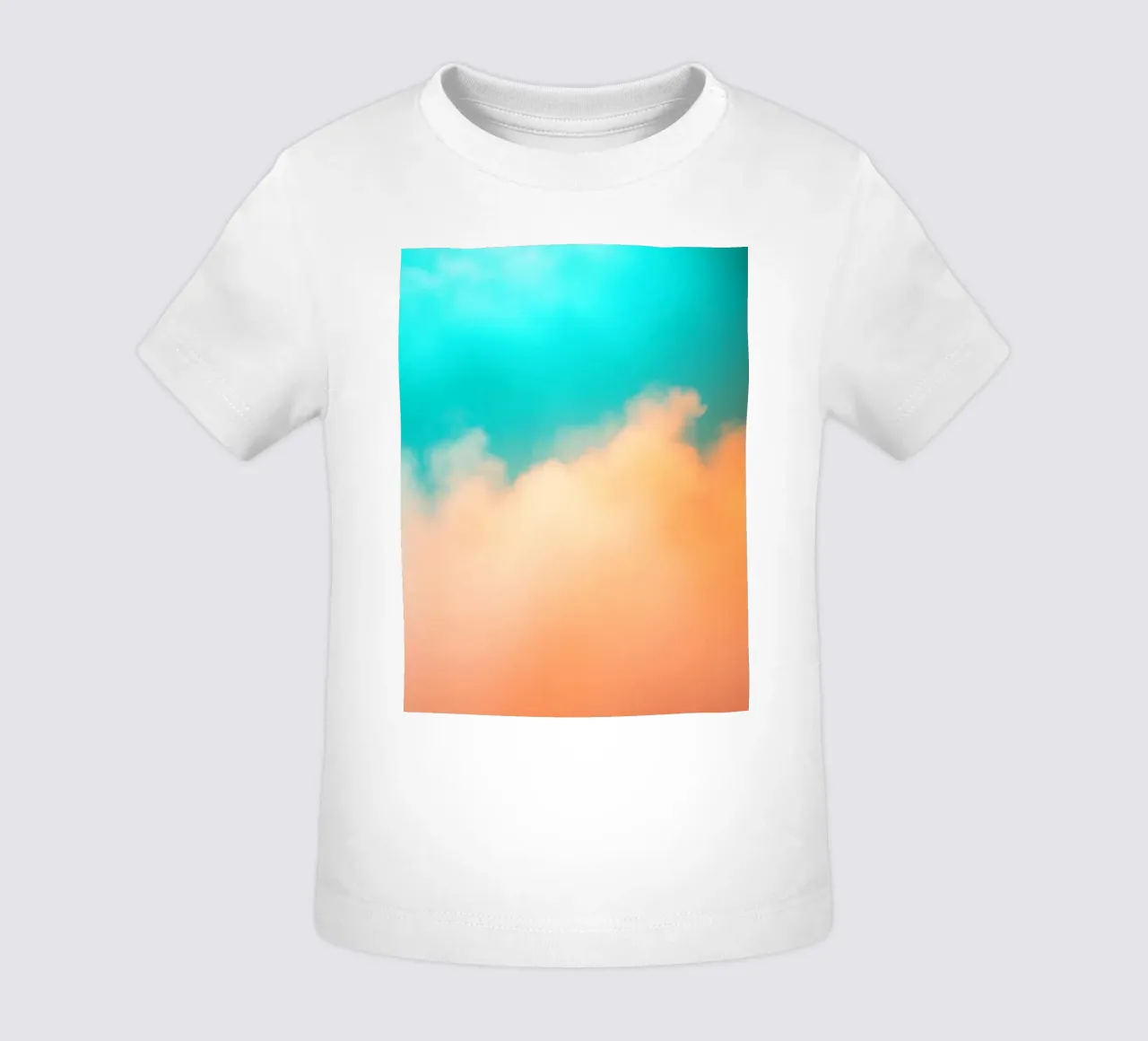 Nuvole colorate si fondono in un cielo tranquillo durante il tramonto maglietta neonato da DesignDoodle