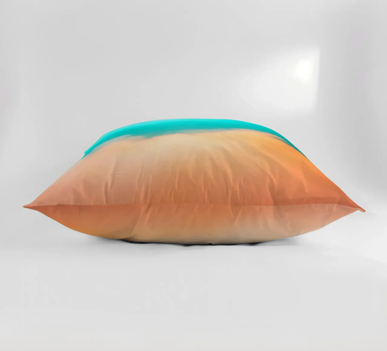 Nuvole colorate si fondono in un cielo tranquillo durante il tramonto cuscino da DesignDoodle