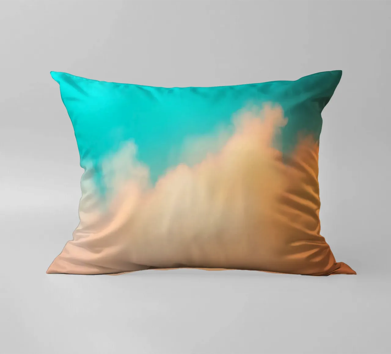 Nuvole colorate si fondono in un cielo tranquillo durante il tramonto cuscino da DesignDoodle