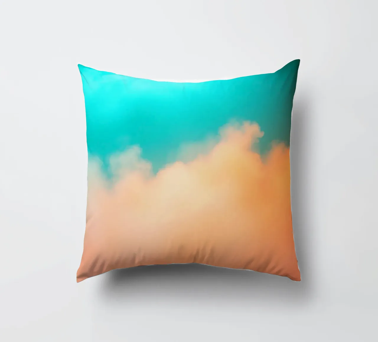 Nuvole colorate si fondono in un cielo tranquillo durante il tramonto cuscino da DesignDoodle