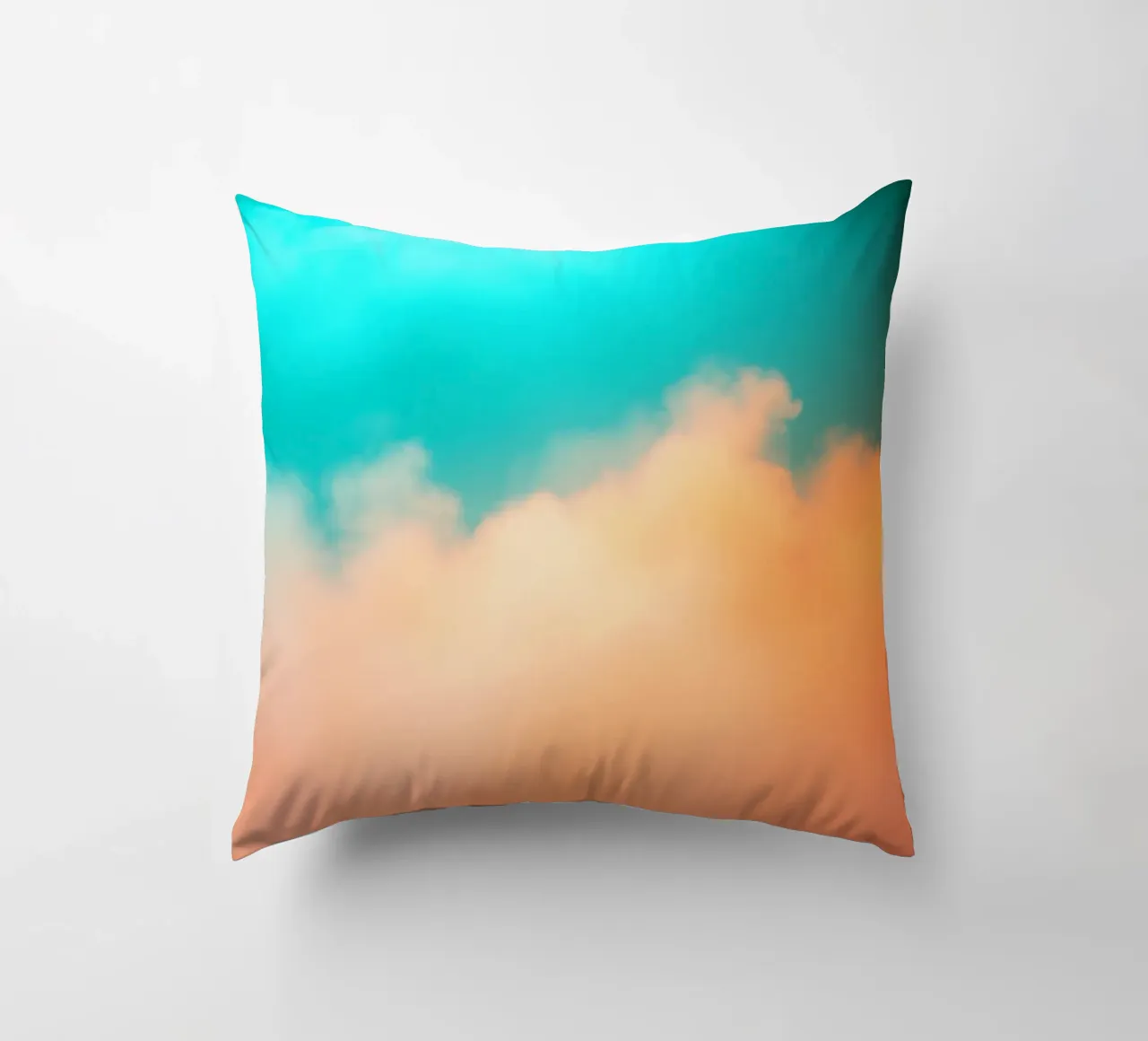 Nuvole colorate si fondono in un cielo tranquillo durante il tramonto cuscino da DesignDoodle
