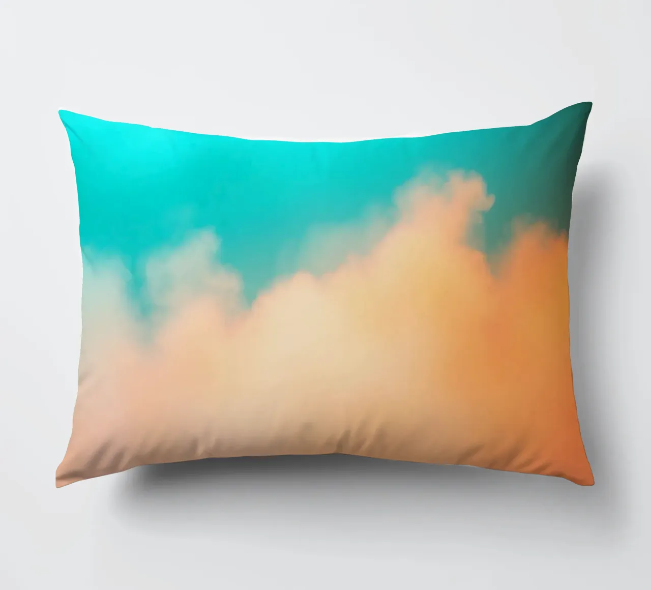 Nuvole colorate si fondono in un cielo tranquillo durante il tramonto cuscino da DesignDoodle