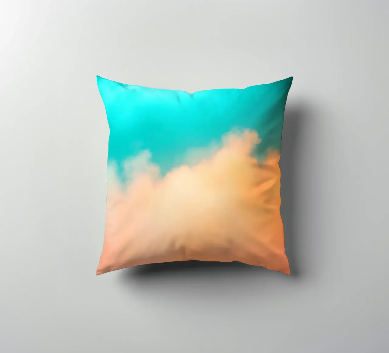 Nuvole colorate si fondono in un cielo tranquillo durante il tramonto cuscino da DesignDoodle