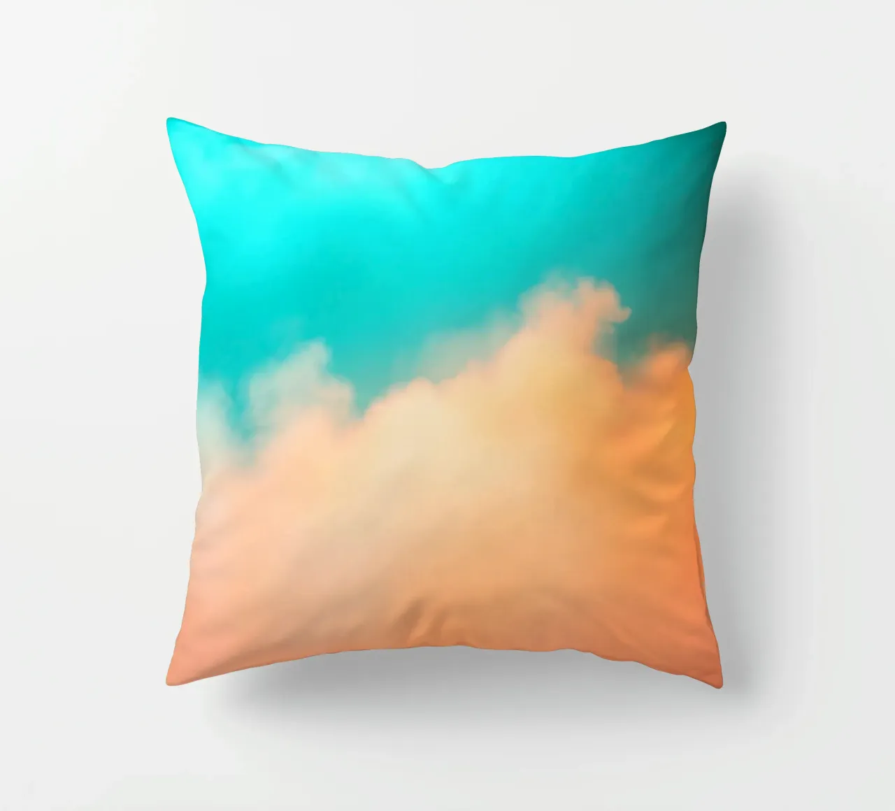 Nuvole colorate si fondono in un cielo tranquillo durante il tramonto cuscino da DesignDoodle