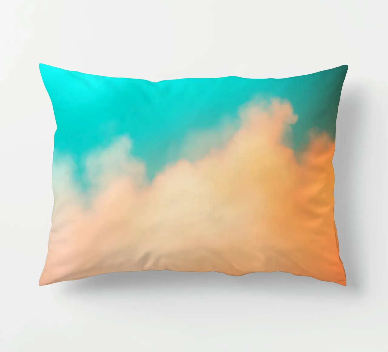 Nuvole colorate si fondono in un cielo tranquillo durante il tramonto cuscino da DesignDoodle