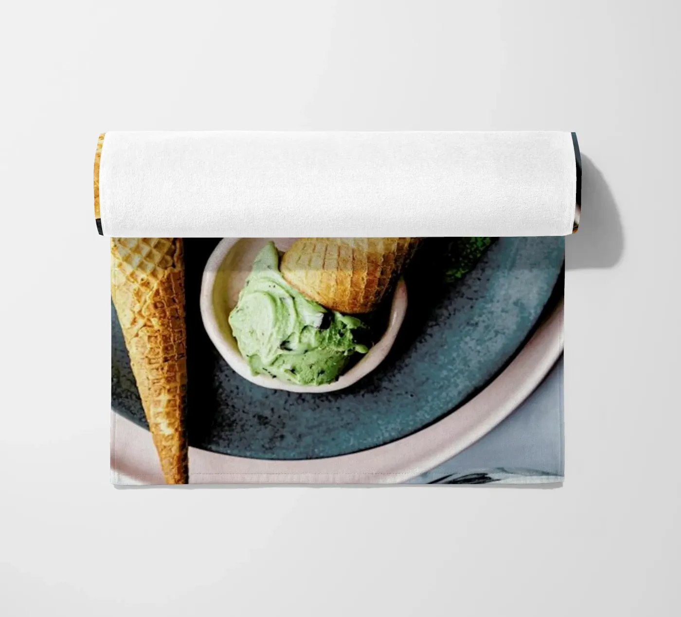 Minz Eis beach towel by Eat this