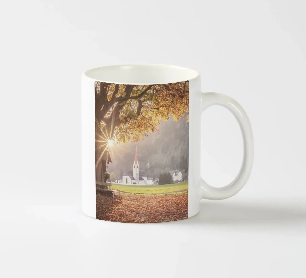 Luce dorata e silenzio Cappella d'autunno in Alto Adige tazza in ceramica da Dagmar Pels