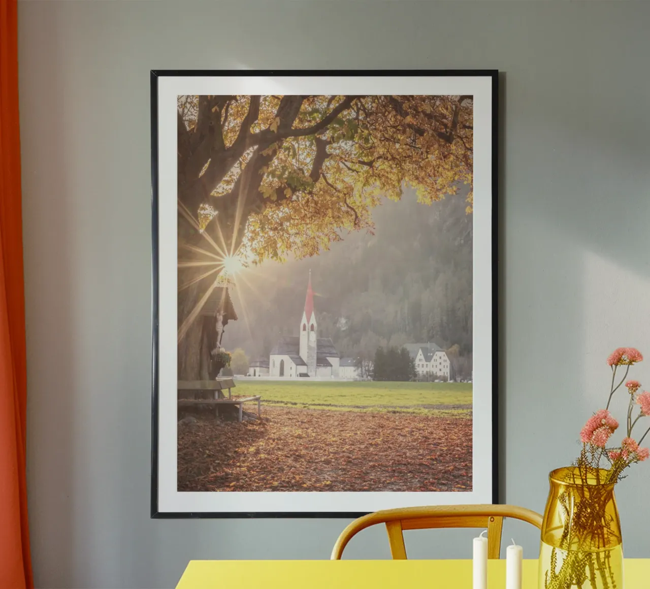 Lumière dorée et silence Chapelle d'automne dans le Tyrol du Sud poster avec cadre en aluminium de Dagmar Pels