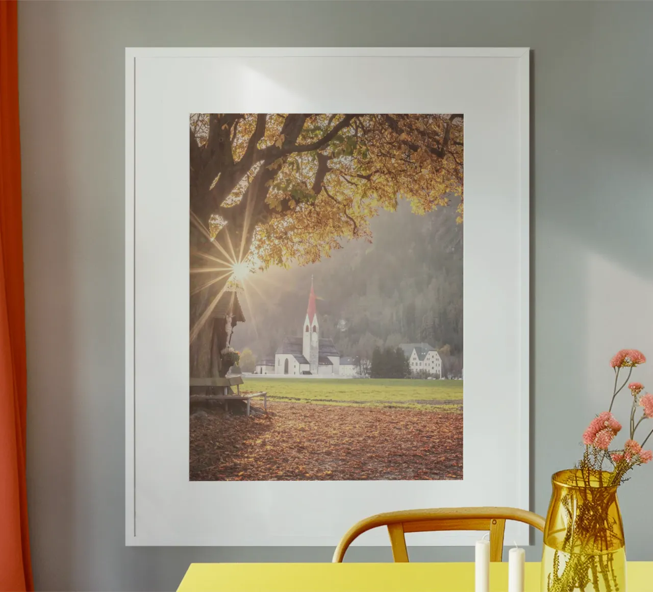 Lumière dorée et silence Chapelle d'automne dans le Tyrol du Sud poster avec cadre en aluminium de Dagmar Pels