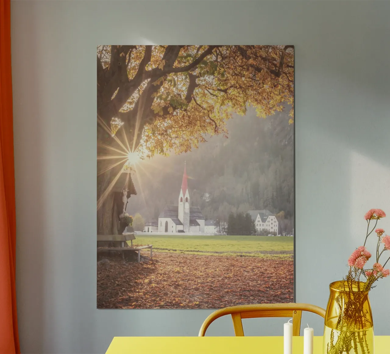 Lumière dorée et silence Chapelle d'automne dans le Tyrol du Sud poster avec cadre en aluminium de Dagmar Pels