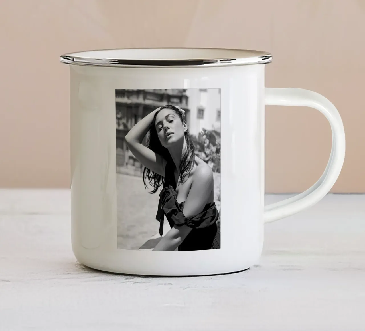 Lo stile sexy di Monica tazza in smalto da Alex happy shop
