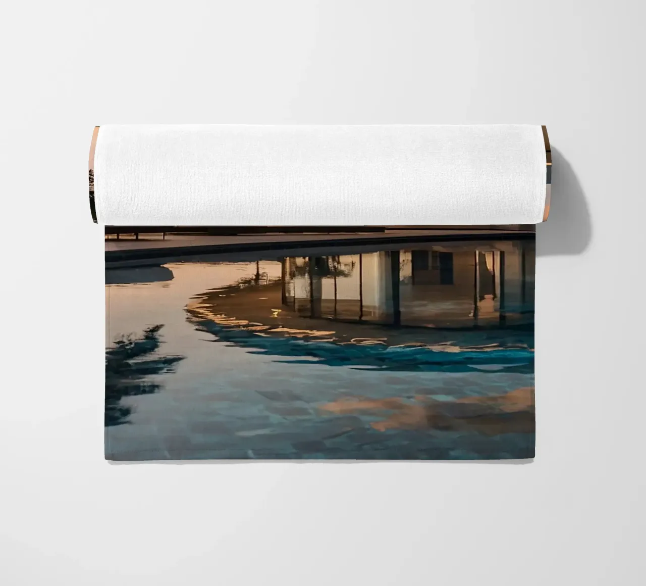 Moderna villa di lusso con splendido riflesso del tramonto telo mare da DesignDoodle