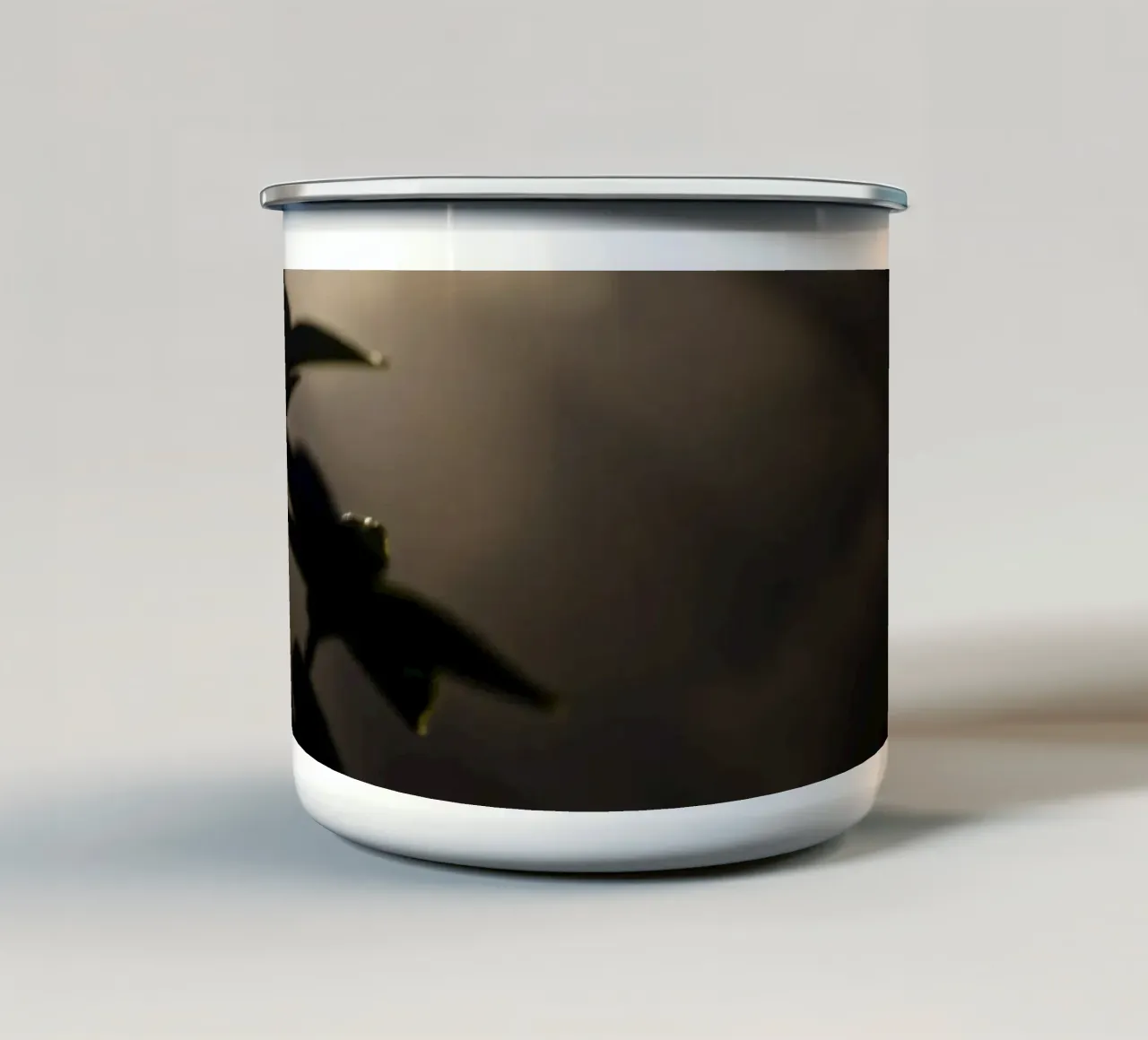 La luce attraversa l'oscurità, illuminando una pianta tazza in smalto da DesignDoodle