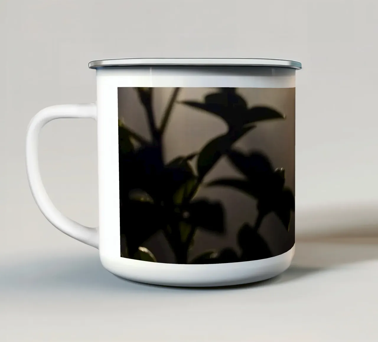 La luce attraversa l'oscurità, illuminando una pianta tazza in smalto da DesignDoodle